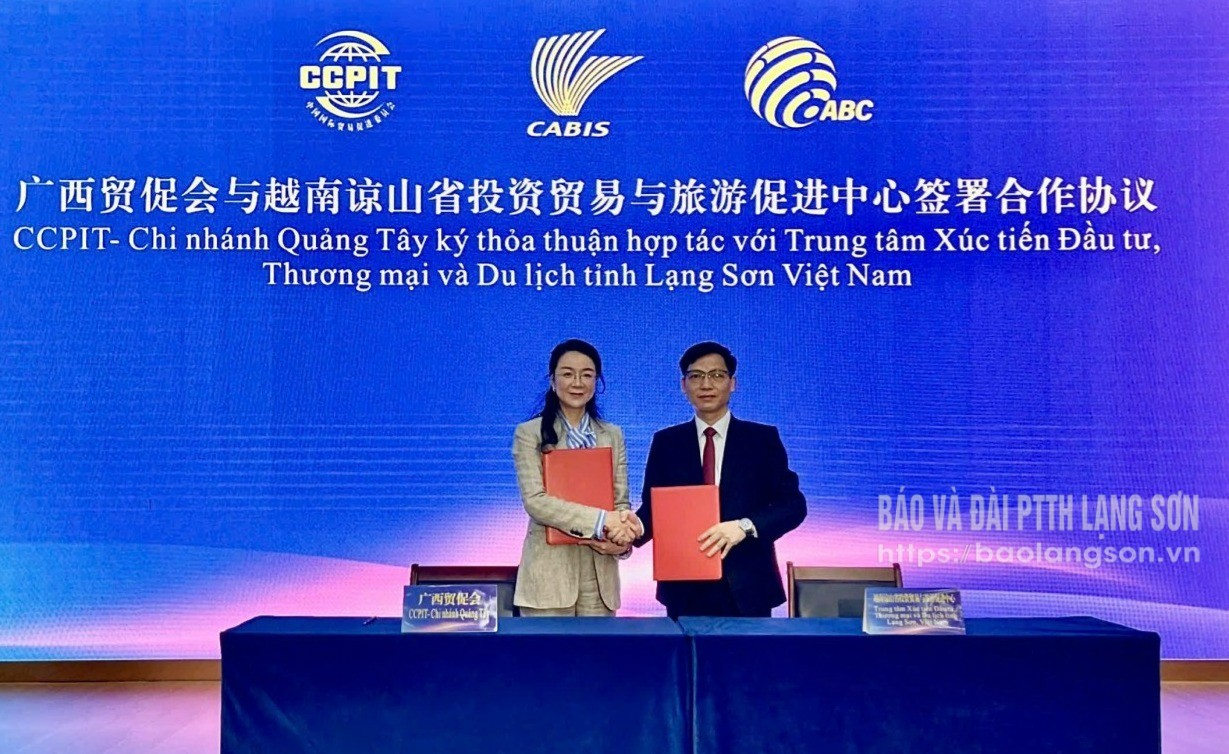 Lãnh đạo Trung tâm XTĐT, TM&DL tỉnh và đại diện Ủy ban XTTM Quốc tế Trung Quốc, Chi nhánh Quảng Tây ký kết biên bản ghi nhớ về tăng cường hợp tác giao lưu kinh tế thương mại