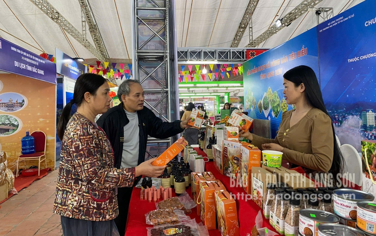 Khách hàng tham quan gian hàng trưng bày các sản phẩm OCOP, sản phẩm  đặc trưng, tiêu biểu của tỉnh Lạng Sơn tại Hội chợ Thương mại, Du lịch quốc tế  Việt - Trung (Lạng Sơn 2024)