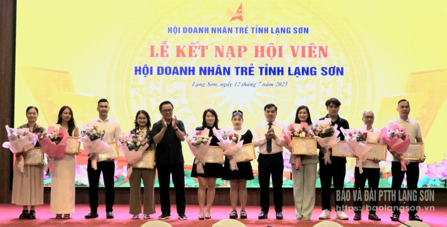Lãnh đạo Hội Doanh nhân trẻ Lạng Sơn trao quyết định kết nạp hội viên mới
