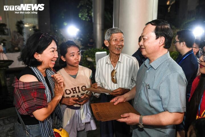 Uỷ viên Trung ương Đảng, Tổng Giám đốc Đài Tiếng nói Việt Nam Đỗ Tiến Sỹ trò chuyện cùng gia đình ông Cường.