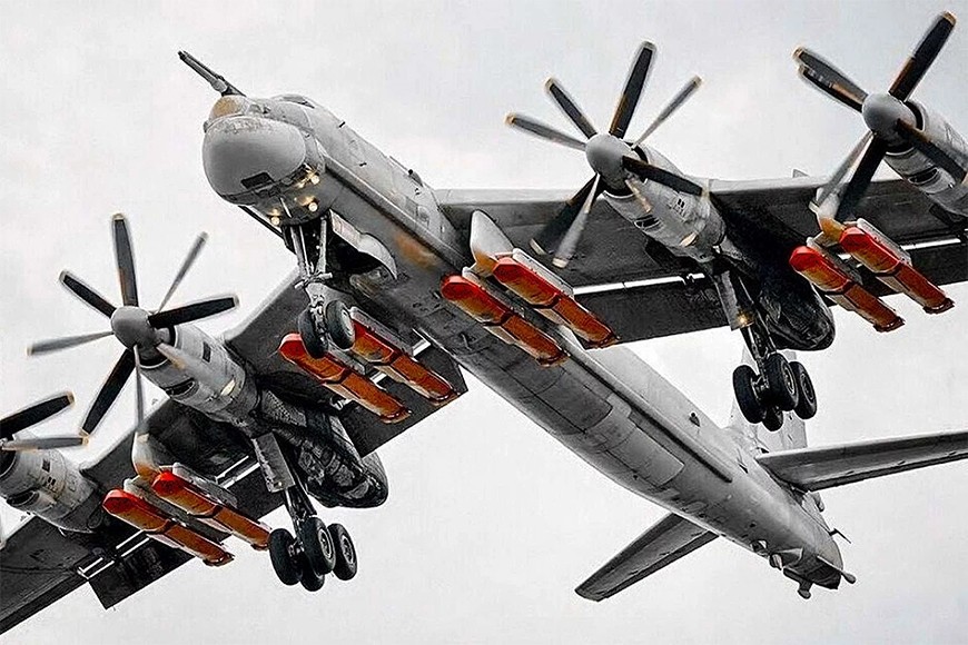 Cuộc tuần tra của máy bay ném bom Tu-95MS trên biển Nhật Bản kéo dài hơn 6 giờ. Ảnh: Piotr Butowski 