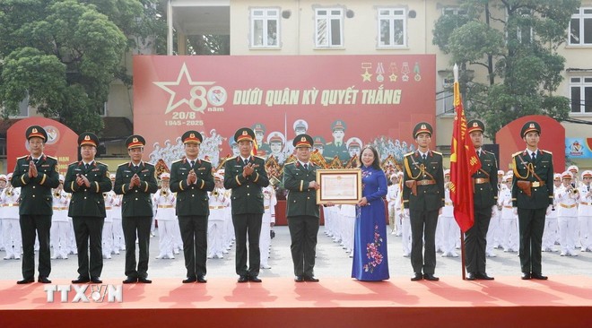 Phó Chủ tịch nước Võ Thị Ánh Xuân trao Huân chương Bảo vệ Tổ quốc hạng Nhì tặng Đoàn Nghi lễ Quân đội, Bộ Tổng Tham mưu Quân đội nhân dân Việt Nam. (Ảnh: TTXVN phát)