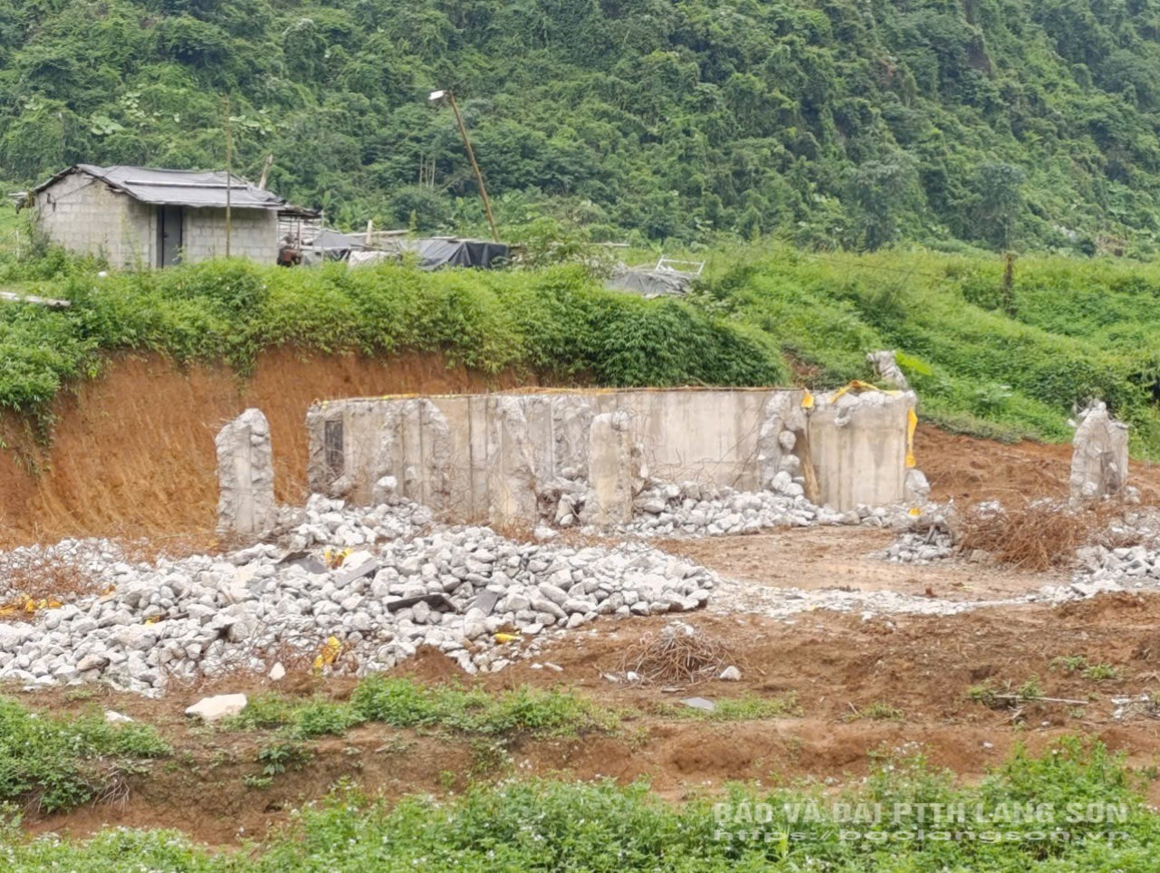 Công trình bể chứa xử lý nước thải tập trung dự án cụm công nghiệp Bắc Sơn 2 đang trong giai đoạn phá dỡ