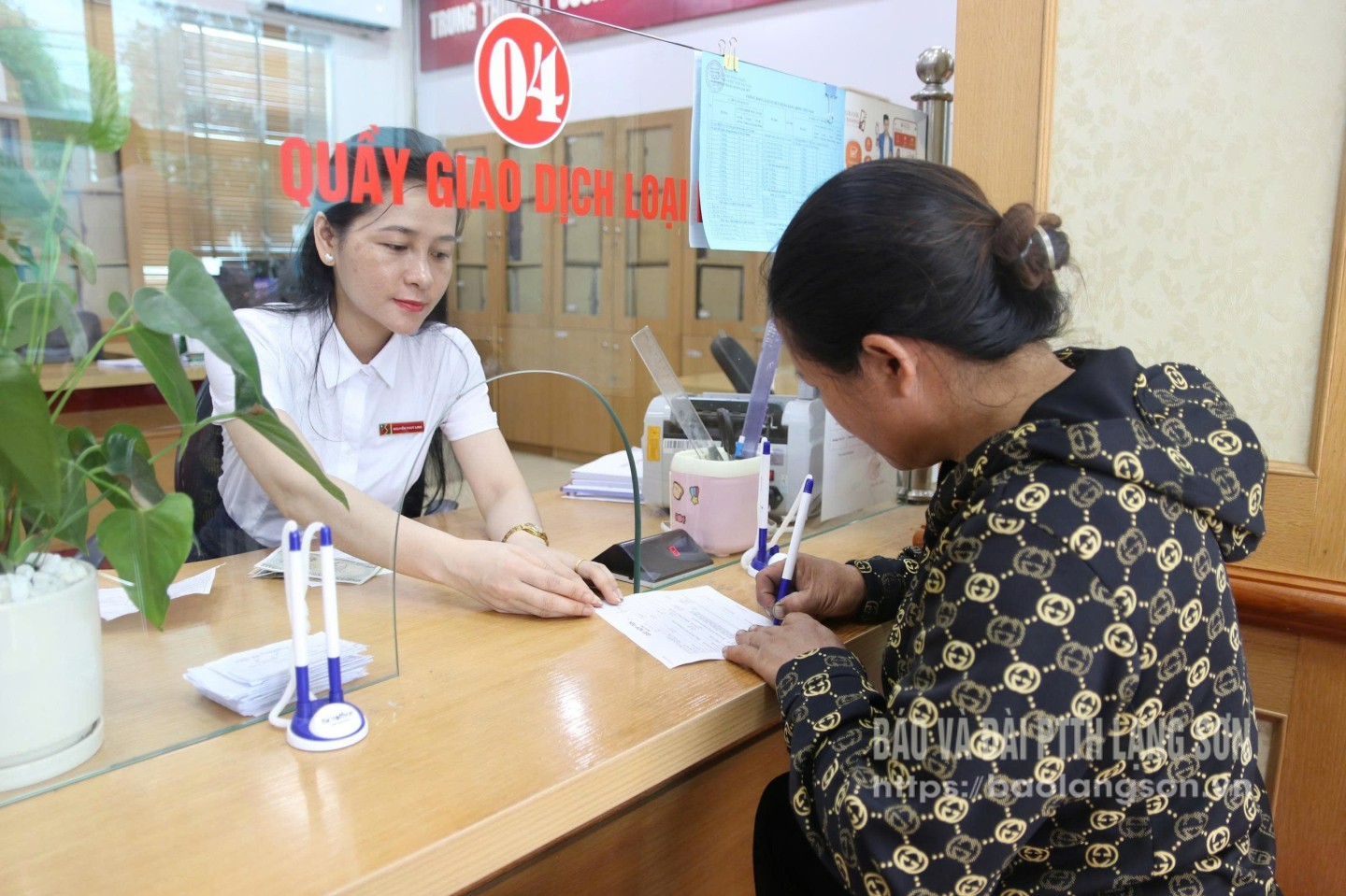 Khách hàng thực hiện giao dịch tại điểm giao dịch Agribank Chi nhánh  Thất Khê Lạng Sơn  