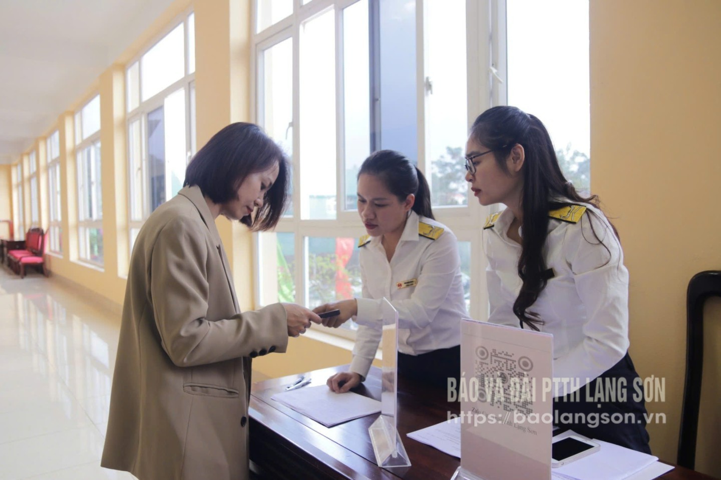 Cán bộ thuế tỉnh Lạng Sơn hướng dẫn người nộp thuế tiếp cận chính sách thuế trên thiết bị di động 