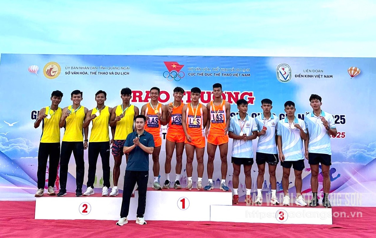 Các VĐV Lạng Sơn (áo cam) nhận huy chương vàng nội dung chạy tiếp sức nam cự li 4x100m hệ vô địch U23