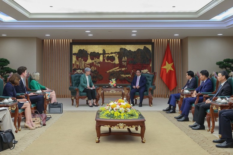Thủ tướng Chính phủ đề nghị hai bên phát huy hiệu quả và mở rộng hơn nữa hợp tác quốc phòng - an ninh, nhất là hợp tác trong lĩnh vực an ninh mạng, chuyển đổi số - Ảnh: VGP/Nhật Bắc