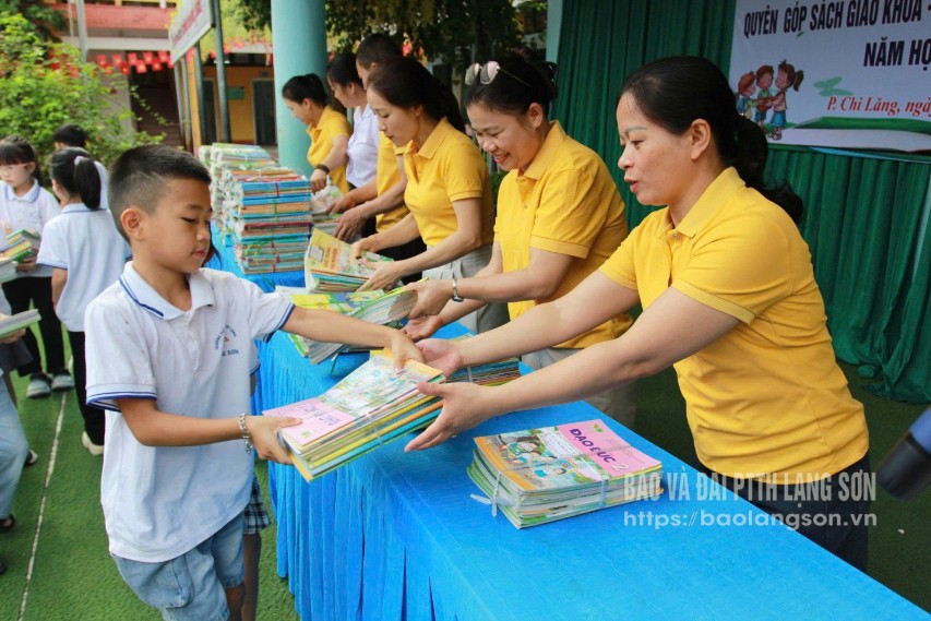 Học sinh Trường Tiểu học Chi Lăng, phường Lương Văn Tri tham gia quyên góp sách giáo khoa cũ cho các trường vùng khó