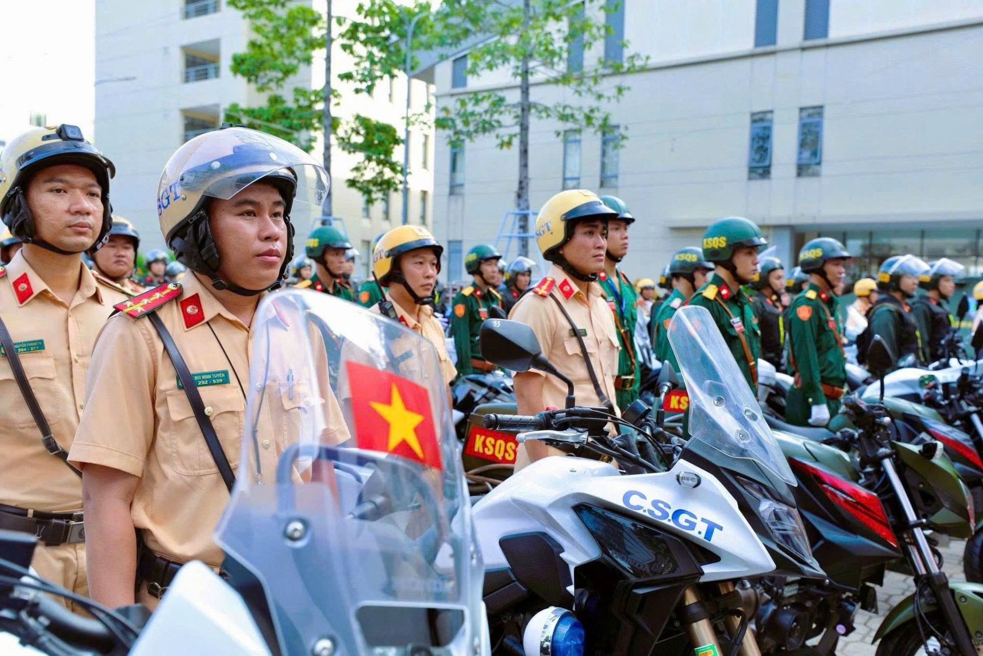 Công an TP.HCM tổ chức lễ ra quân thực hiện cao điểm tấn công, trấn áp tội phạm, đảm bảo an ninh trật tự, chào mừng Đại hội Đảng bộ các cấp và hướng tới các sự kiện chính trị quan trọng của đất nước.