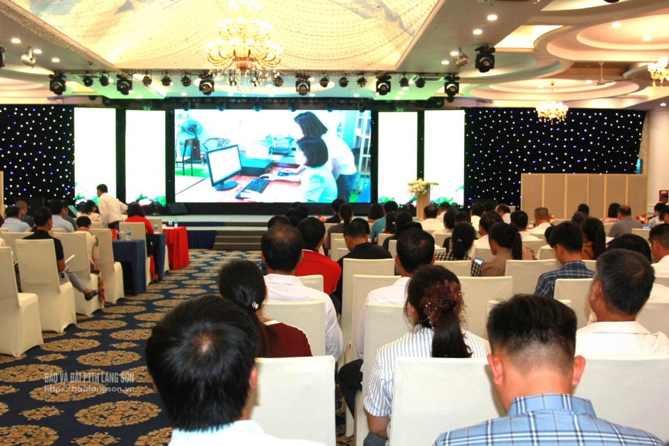 Nông dân xem phóng sự về những kết quả chuyển đổi số trong nông nghiệp tại hội thảo