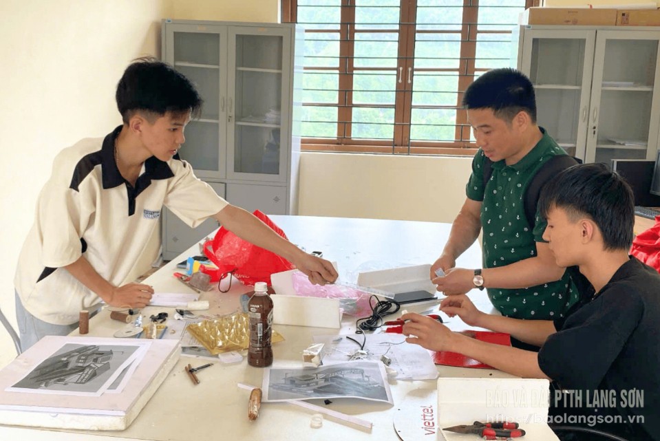 Thầy và trò Trường THPT Hội Hoan, xã Hội Hoan nghiên cứu mô hình “Trạm dọn rác cộng đồng nổi”