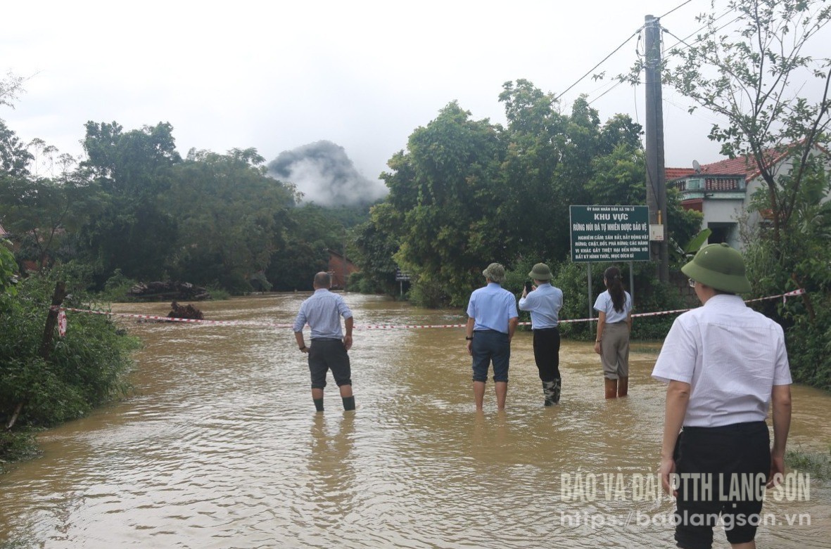 Tuyến đường thuộc thôn Bản Châu, xã Tri Lễ bị ngập úng, các phương tiện không thể di chuyển