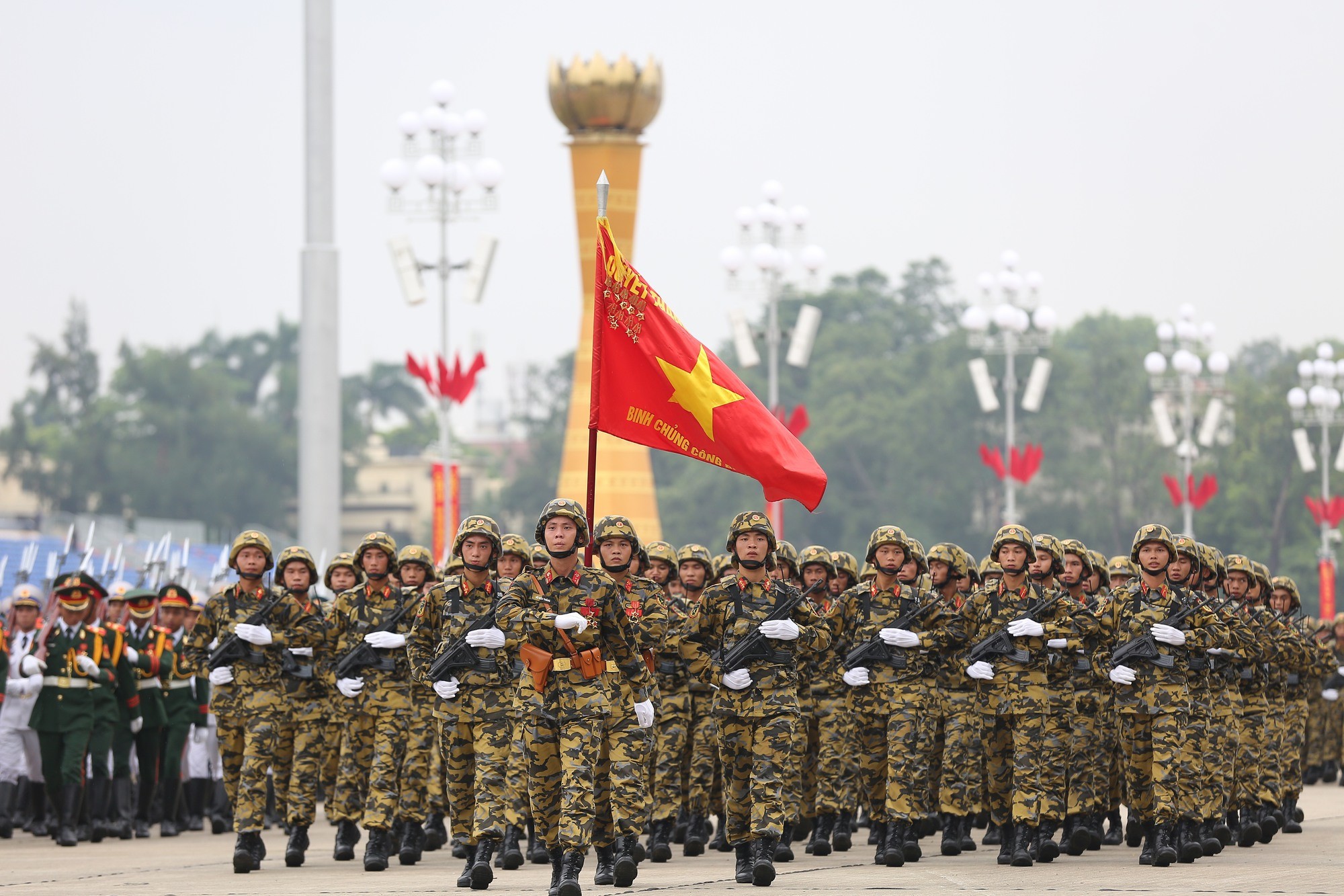 Sau nhiều tháng tập luyện, tối nay, các khối Quân đội lần đầu hợp luyện diễu binh, diễu hành trên Quảng trường Ba Đình.