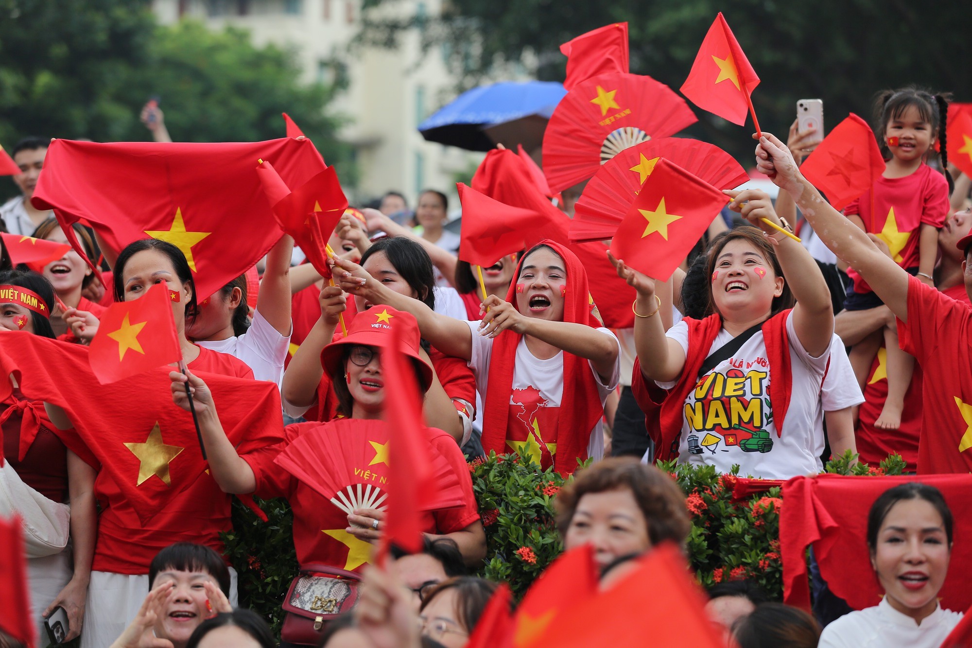Hàng nghìn người đã tập trung dọc các tuyến đường xung quanh Quảng trường Ba Đình chờ xem buổi hợp luyện lễ diễu binh, diễu hành Quốc khánh 2/9.