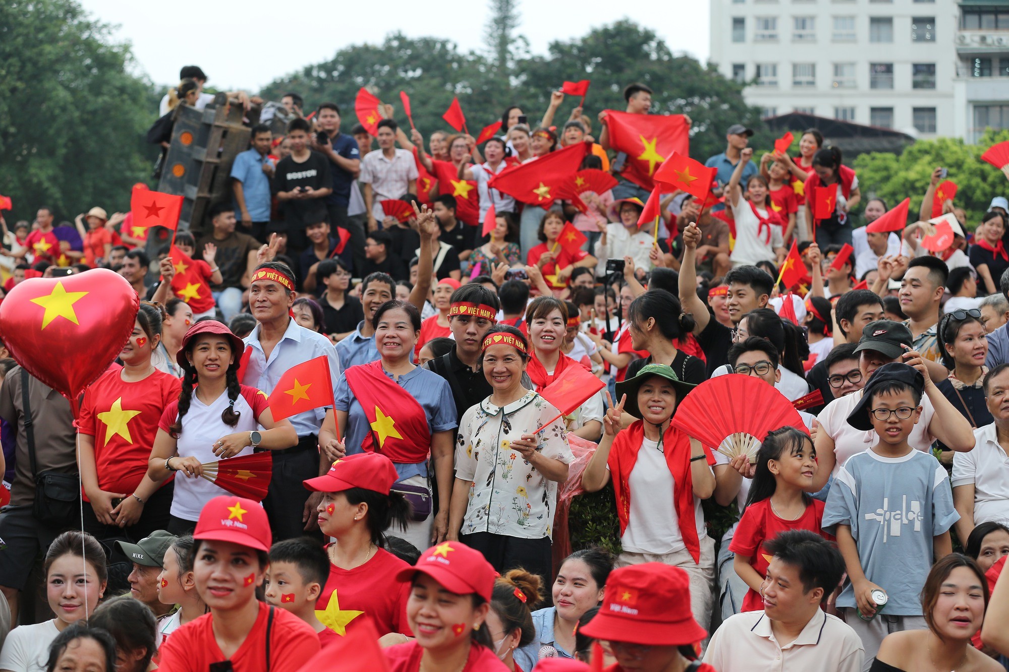 Nhiều bạn trẻ đã có mặt, mang theo cờ đỏ sao vàng, mặc áo dài truyền thống để chờ đón hợp luyện.