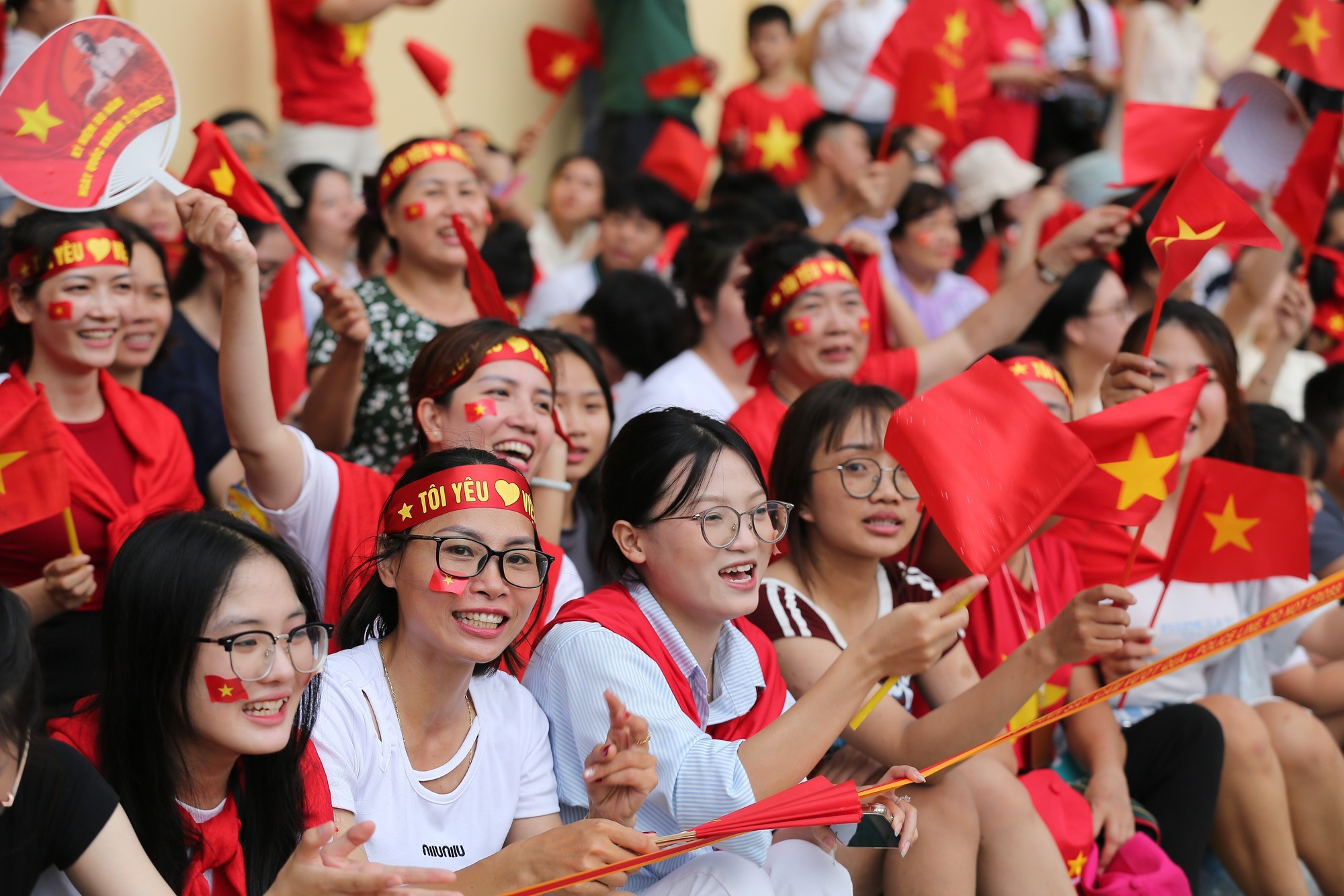 Người dân reo hò khuấy động không khí chờ đến giờ sơ duyệt diễu binh diễu hành tại khu vực đường Nguyễn Thái Học