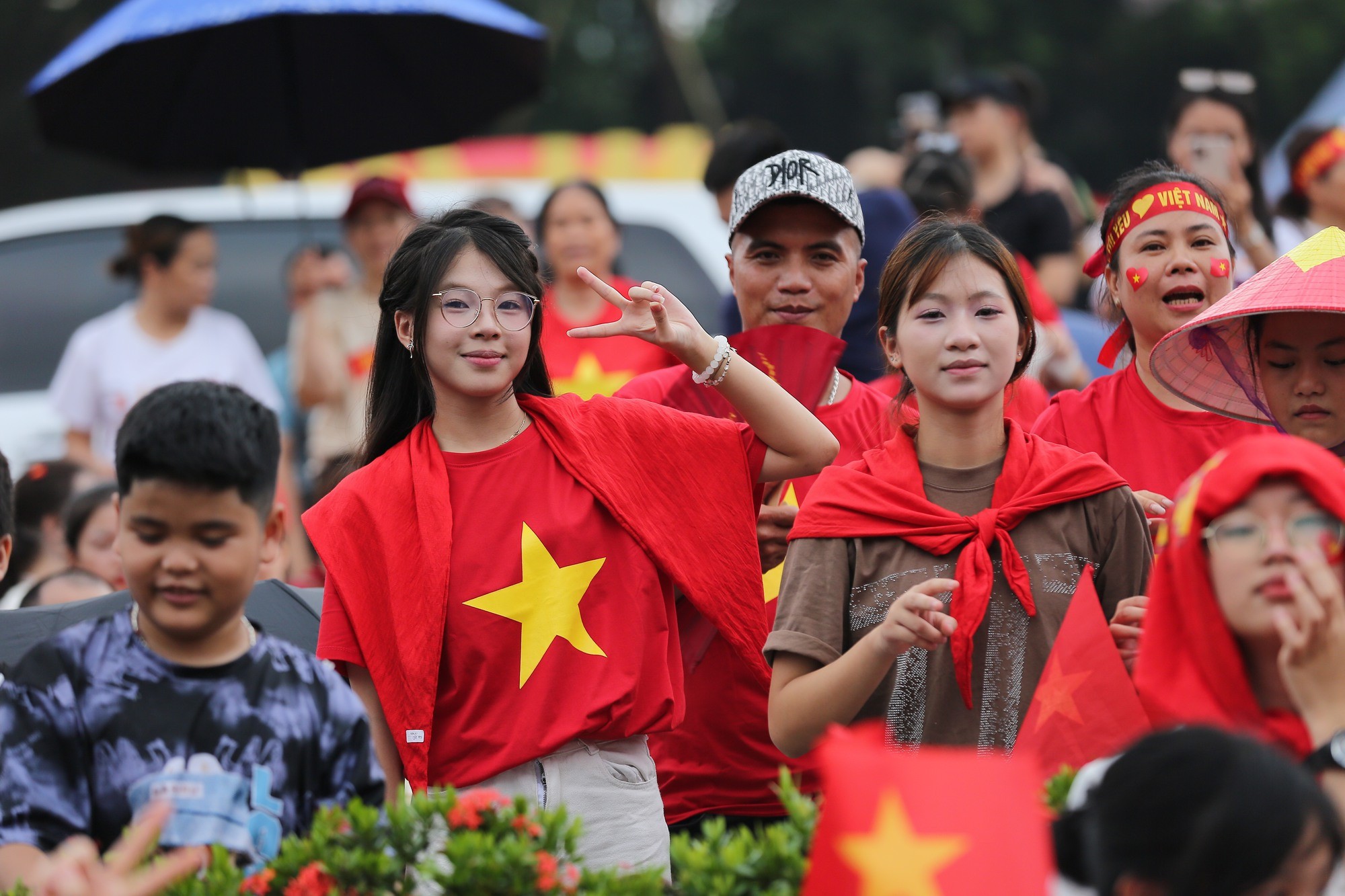 Nhiều bạn trẻ đã có mặt, mang theo cờ đỏ sao vàng, mặc áo dài truyền thống để chờ đón hợp luyện.