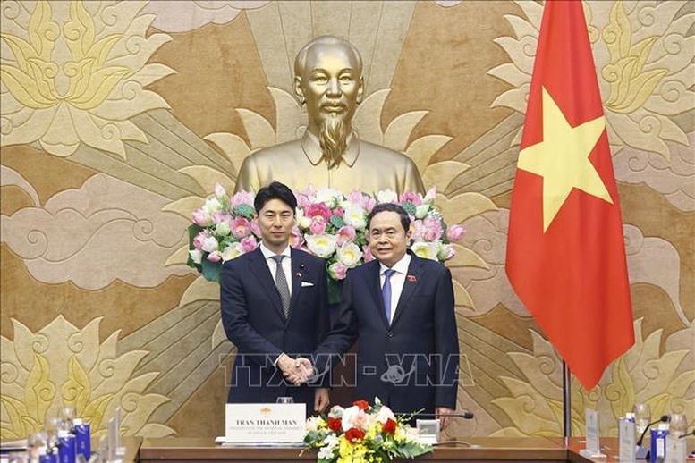 Chủ tịch Quốc hội Trần Thanh Mẫn và Trưởng Ban Thanh niên Đảng LDP Nakasone Yasutaka - Ảnh: TTXVN