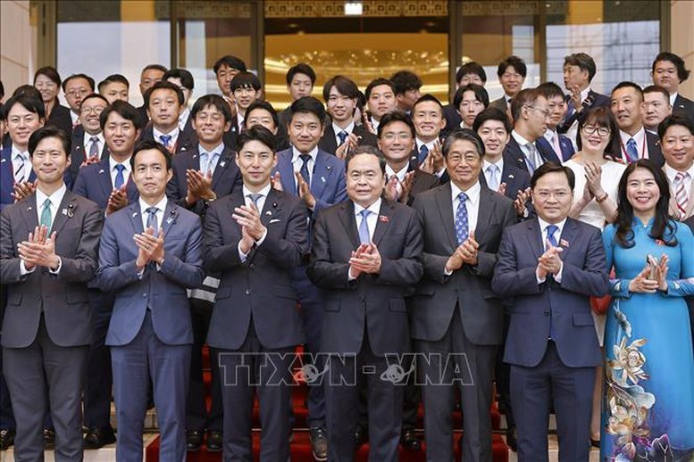 Chủ tịch Quốc hội chụp ảnh lưu niệm với đại biểu Ban Thanh niên Đảng LDP - Ảnh: TTXVN