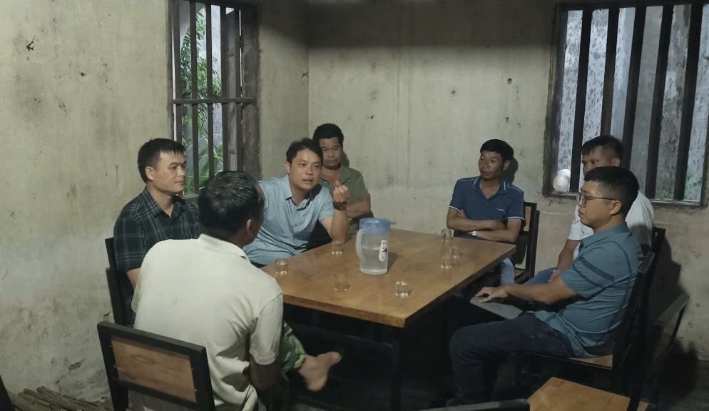 Các thành viên Ban Chỉ đạo giải phóng mặt bằng xã Tràng Định tuyên truyền, thuyết phục người dân bàn giao mặt bằng dự án