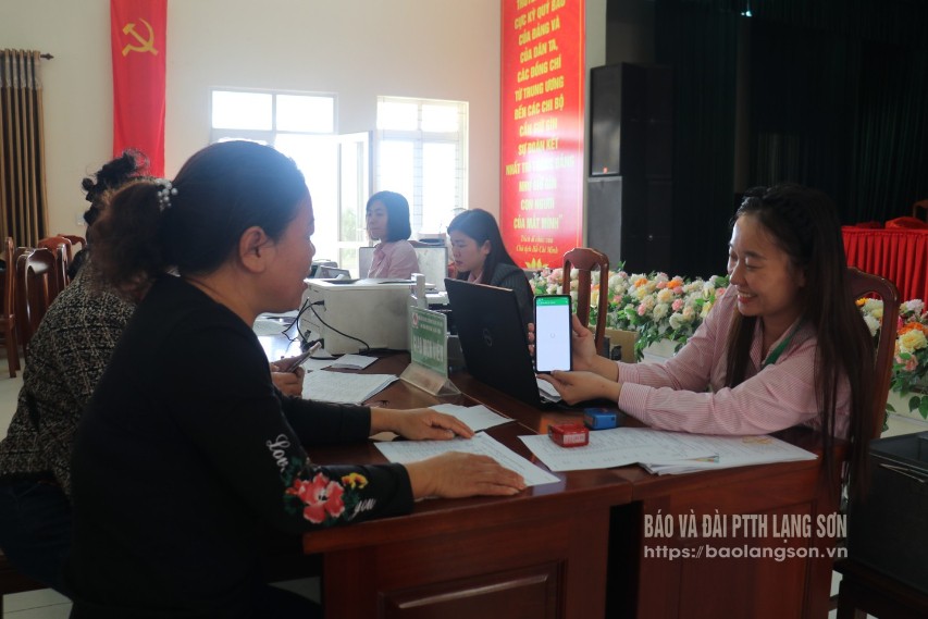 Cán bộ Chi nhánh NHCSXH tỉnh hướng dẫn tổ trưởng tổ tiết kiệm và vay vốn sử dụng ứng dụng quản lý tín dụng chính sách