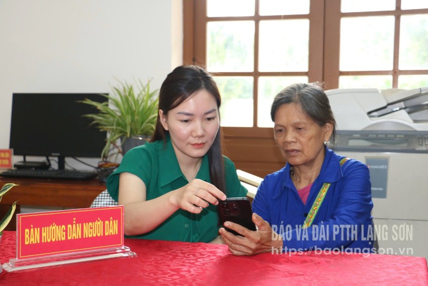 Người cao tuổi xã Cai Kinh thực hiện thủ tục hành chính trực tuyến tại Trung tâm Phục vụ hành chính công của xã