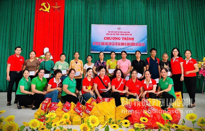 Câu lạc bộ Thắp sáng niềm tin trao quà hỗ trợ cho các hộ bị ảnh hưởng bởi cơn bão số 3 trên địa bàn tỉnh