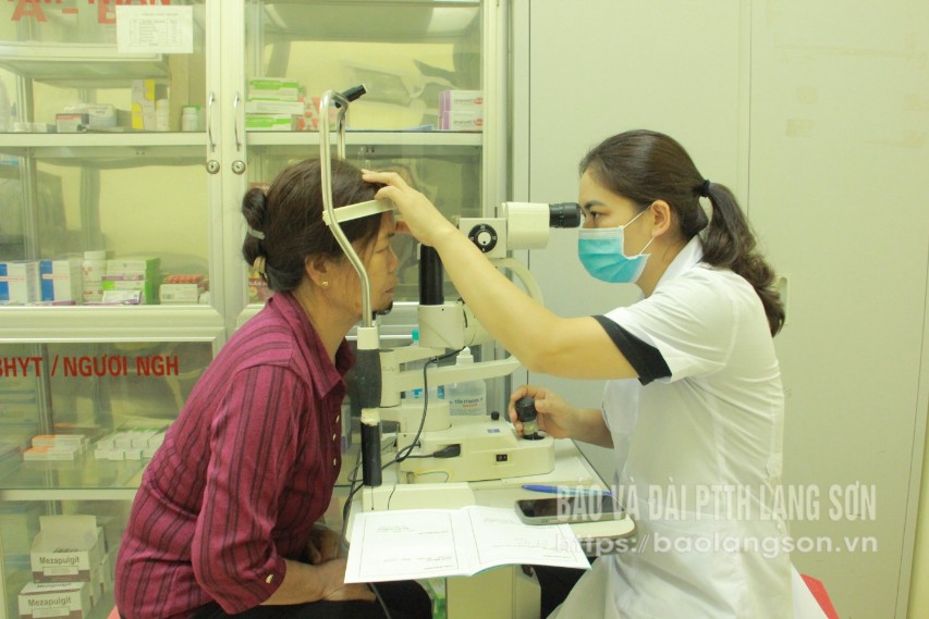 Cán bộ Trung tâm Y tế khu vực Cao Lộc khám, tư vấn sức khoẻ cho người dân tại Trạm Y tế phường Lương Văn Tri