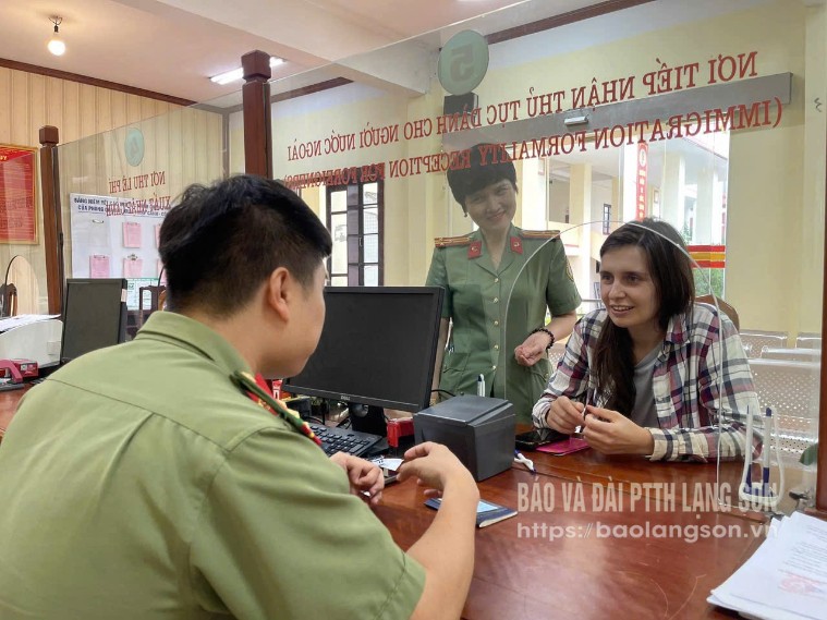 Phòng Quản lý xuất nhập cảnh tận tình hướng dẫn người nước ngoài làm hồ sơ đề nghị cấp tài khoản định danh điện tử mức độ 2