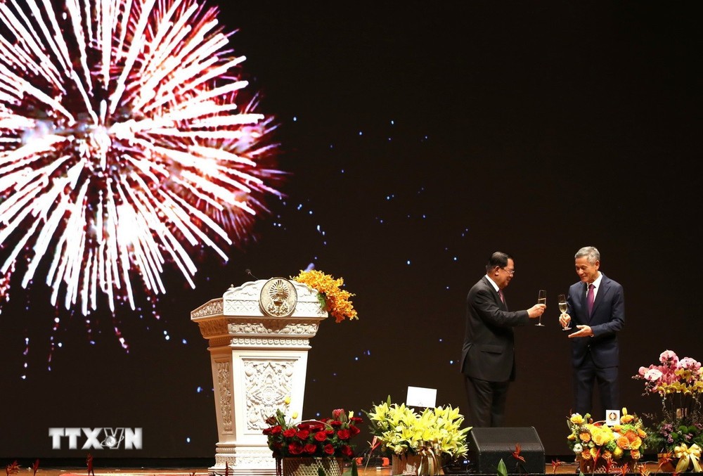 Chủ tịch Thượng viện Campuchia Samdech Techo Hun Sen (trái) và Đại sứ Nguyễn Minh Vũ chúc mừng Quốc khánh Việt Nam. (Ảnh: Huỳnh Thảo/TTXVN)