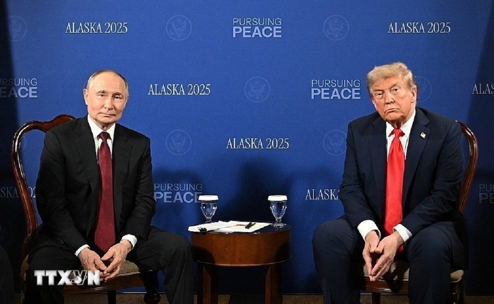 Tổng thống Nga Vladimir Putin (trái) trong cuộc họp với Tổng thống Mỹ Donald Trump tại Căn cứ Elmendorf-Richardson ở Anchorage, bang Alaska (Mỹ) ngày 15/8. (Ảnh: THX/TTXVN)
