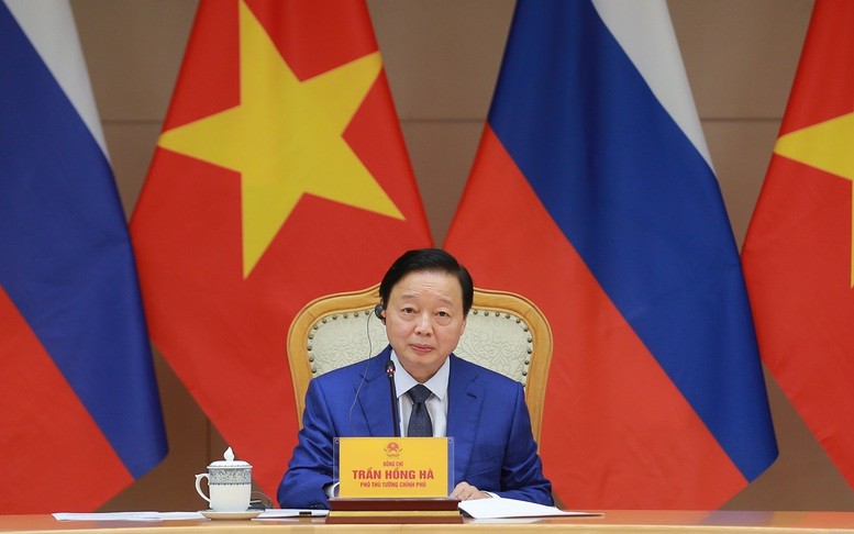Phó Thủ tướng Trần Hồng Hà điện đàm trực tuyến với Phó Thủ tướng Nga Dmitry Nikolayevich Chernyshenko - Ảnh: VGP/Minh Khôi
