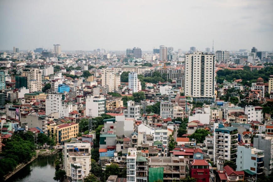 Các tòa nhà dân cư và thương mại ở Thủ đô Hà Nội. Ảnh: Bloomberg
