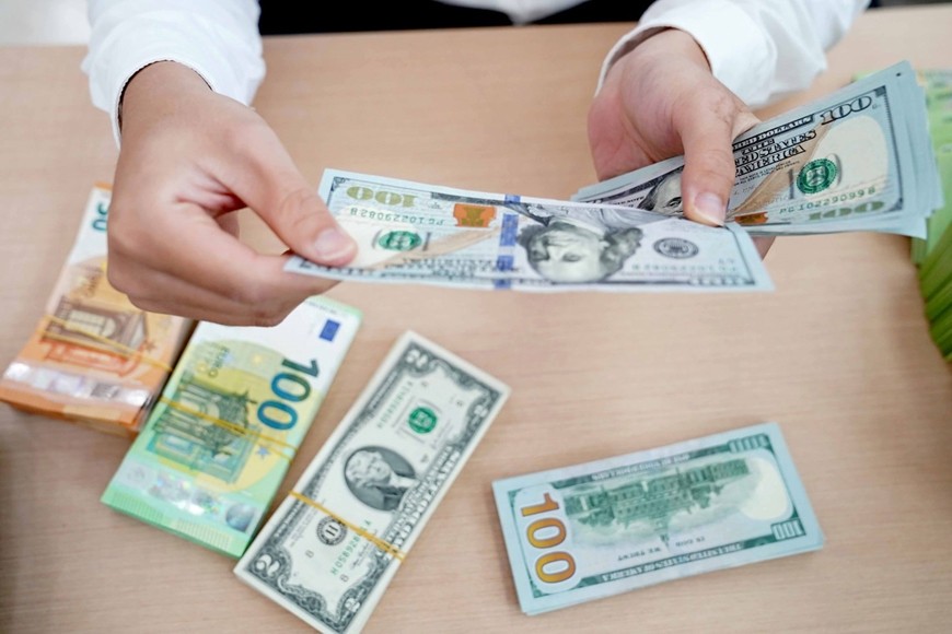 Đồng đô la Mỹ (USD) giảm mạnh. Ảnh: tapchitaichinh.vn