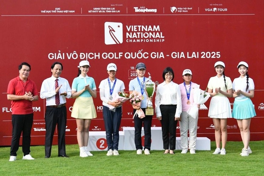 Lê Chúc An (cầm cúp) bảo vệ thành công ngôi vô địch. Ảnh VGA