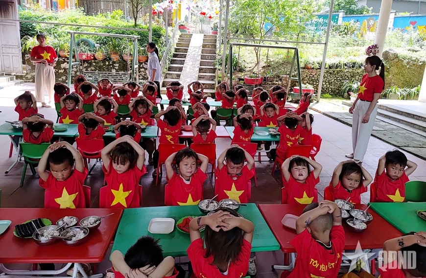 Tại Dự thảo Luật Viên chức (sửa đổi), Bộ Nội vụ đề xuất trao quyền tuyển dụng, sử dụng viên chức cho người đứng đầu đơn vị sự nghiệp công lập. Trong ảnh là giáo viên Trường Mầm non Pa Vây Sử (xã Sì Lở Lầu, tỉnh Lai Châu) chuẩn bị bữa trưa cho các em học sinh.
