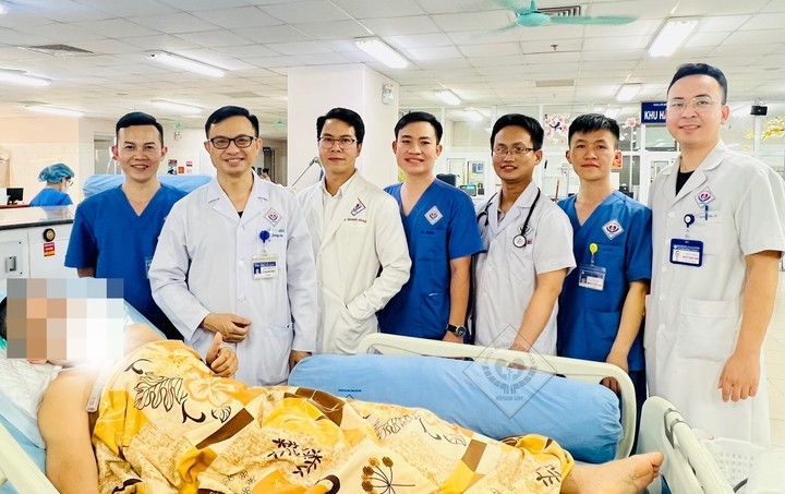 Tập thể các bác sĩ tham gia điều trị chụp ảnh với người bệnh. (Ảnh: BVCC)