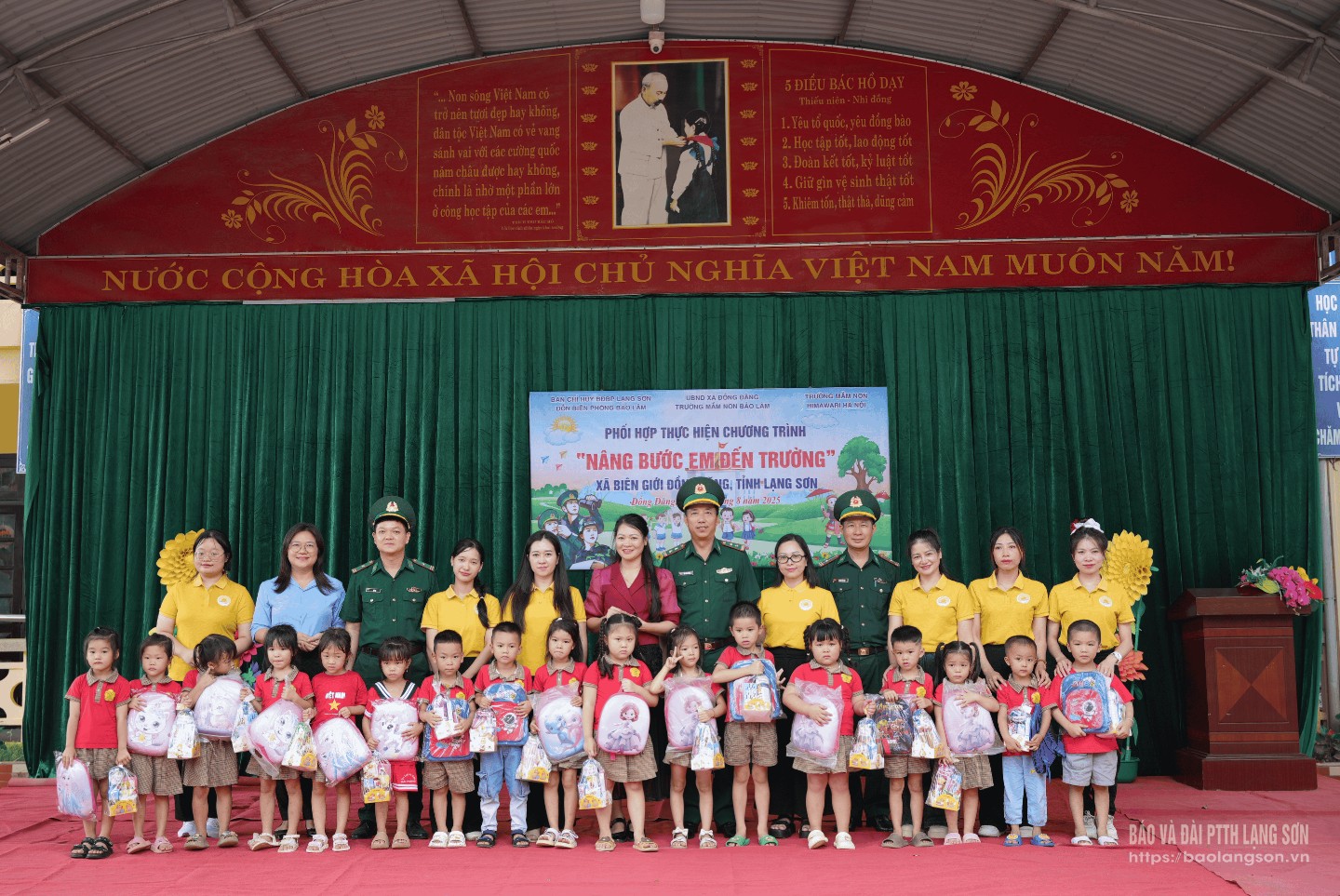 Đại diện Đồn Biên phòng Bảo Lâm và Trường Mầm non Himawari trao tặng quà cho các cháu học sinh