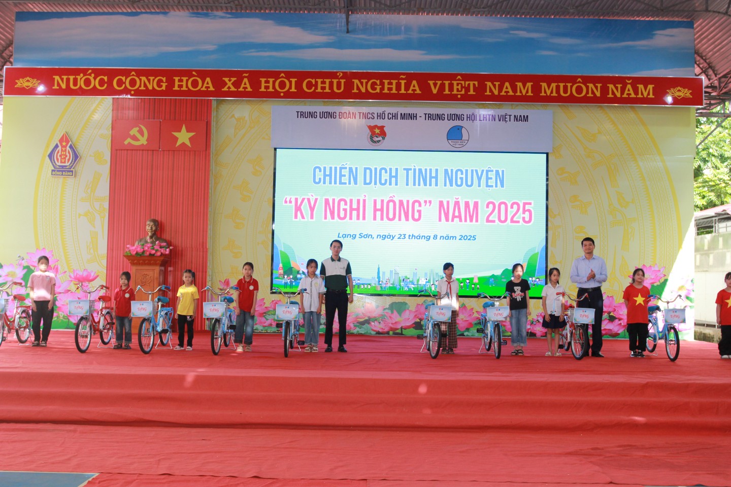 Lãnh đạo Đảng ủy xã Đồng Đăng và đại diện Ngân hàng Việtcombank Chi nhánh tỉnh Lạng Sơn trao xe đạp cho học sinh tiểu học