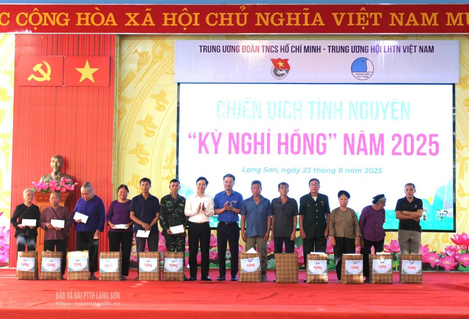 Đồng chí Nguyễn Tường Lâm, Bí thư Ban Chấp hành Trung ương Đoàn, Chủ tịch Hội LHTN Việt Nam và đồng chí Nguyễn Hoàng Tùng, Uỷ viên Ban Thường vụ Tỉnh uỷ, Chủ tịch Uỷ ban MTTQ Việt Nam tỉnh trao quà cho các gia đình chính sách