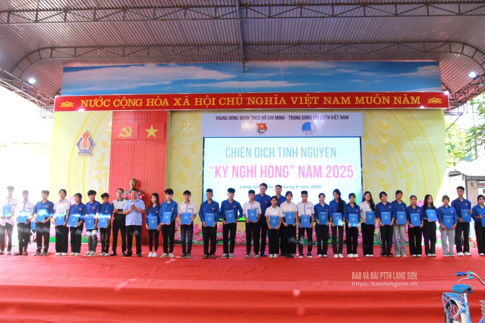 Ban tổ chức Chiến dịch tình nguyện Kỳ nghỉ hồng 2025 tặng quà học sinh có hoàn cảnh khó khăn