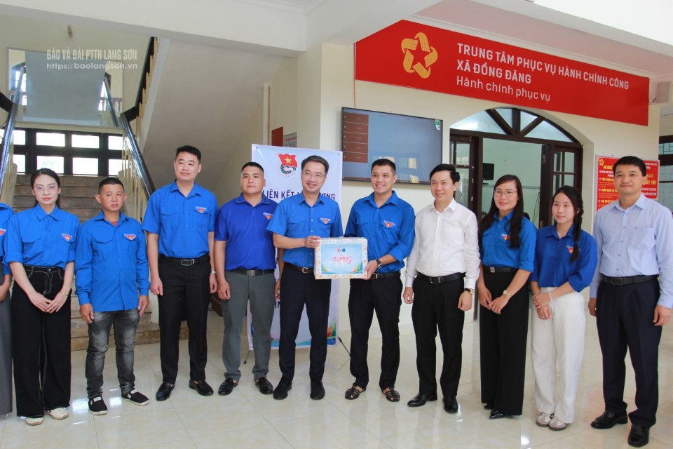 Ban tổ chức Chiến dịch tình nguyện Kỳ nghỉ hồng 2025 tặng quà động viên thanh niên hỗ trợ tại Trung tâm phục vụ hành chính công xã Đồng Đăng
