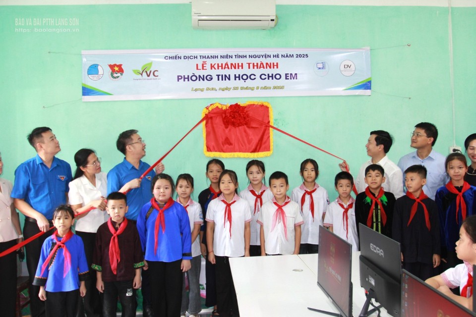 Ban tổ chức Chiến dịch tình nguyện Kỳ nghỉ hồng 2025 khánh thành phòng máy tính tại Trường Tiểu học Hồng Phong