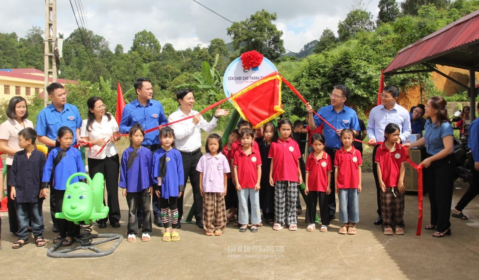 Ban tổ chức Chiến dịch tình nguyện Kỳ nghỉ hồng 2025 khánh thành sân chơi cho thanh thiếu nhi tại thôn Còn Kéo