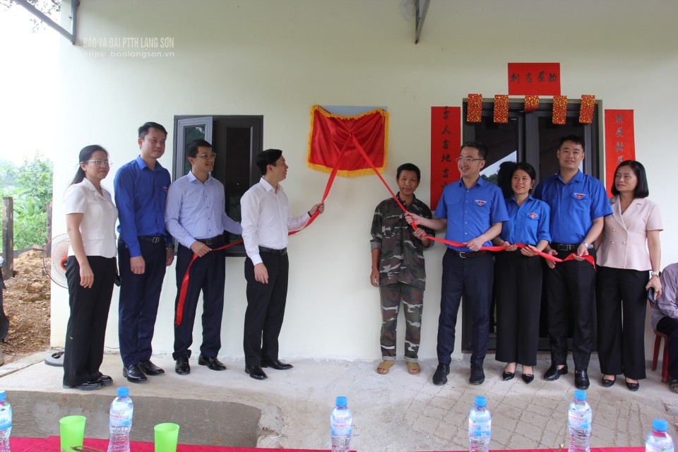 Ban tổ chức Chiến dịch tình nguyện Kỳ nghỉ hồng 2025 khánh thành công trình “Nhà nhân ái” cho hộ gia đình ông Nông Văn Toán, thôn Khòn Kéo