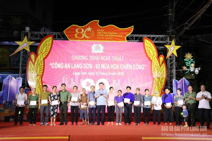 anh,6,cac,dong,chi,lanh,dao,cong,an,tinh,tang,qua,cho,cac,gia,dinh,chinh,sach,co,hoan,canh,kho,khan,tren,dia,ban,15203123.jpg