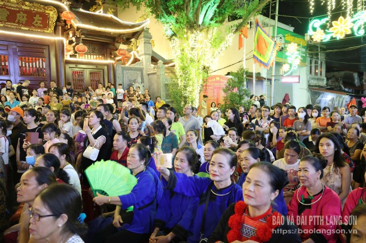 anh,10,nhan,dan,va,du,khach,theo,doi,chuong,trinh,15203823.jpg