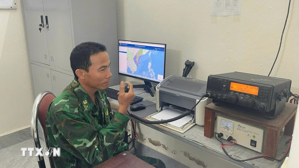 Bộ đội Biên phòng các đồn, trạm tại tỉnh Quảng Trị sắp xếp, kêu gọi tàu thuyền vào bờ tránh, trú bão. (Ảnh: TTXVN phát)