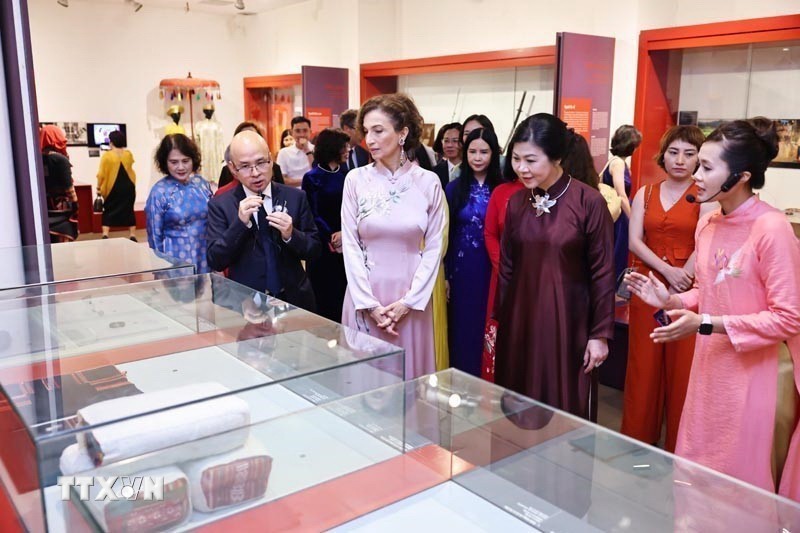 Phu nhân Tổng Bí thư, bà Ngô Phương Ly và Tổng Giám đốc UNESCO Audrey Azoulay thăm Bảo tàng Phụ nữ Việt Nam. (Ảnh: Minh Đức/TTXVN)