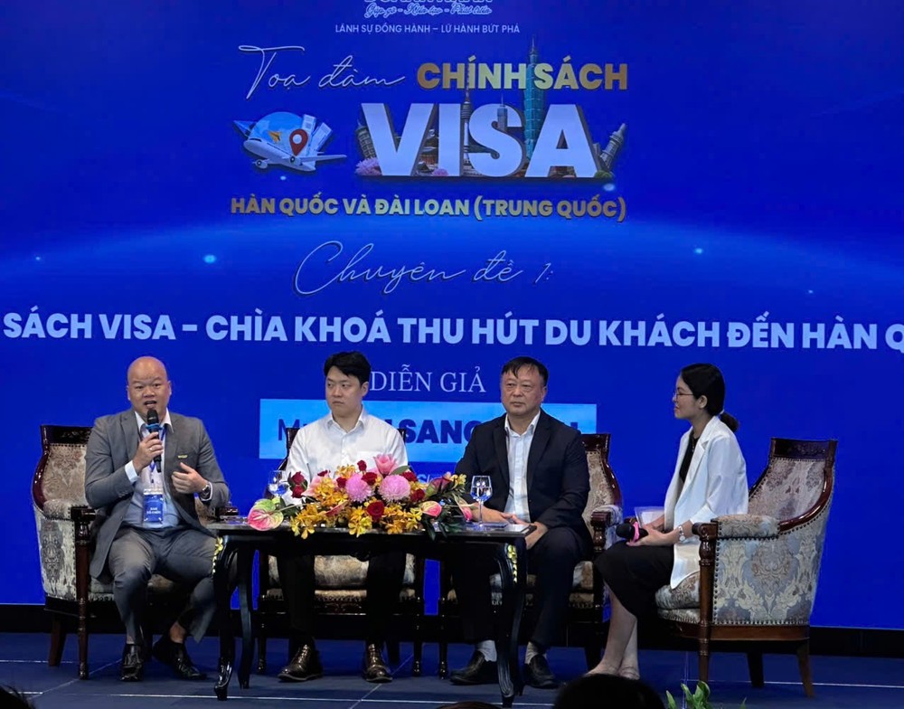 Diễn giả Việt Nam và Lãnh sự quán Hàn Quốc chia sẻ tại Toạ đàm. (Ảnh: Khánh Ly/Vietnam+)